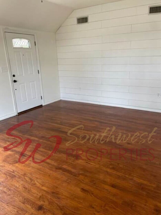 Building Photo - Good looking 3 bedroom 2 bath with huge yard!