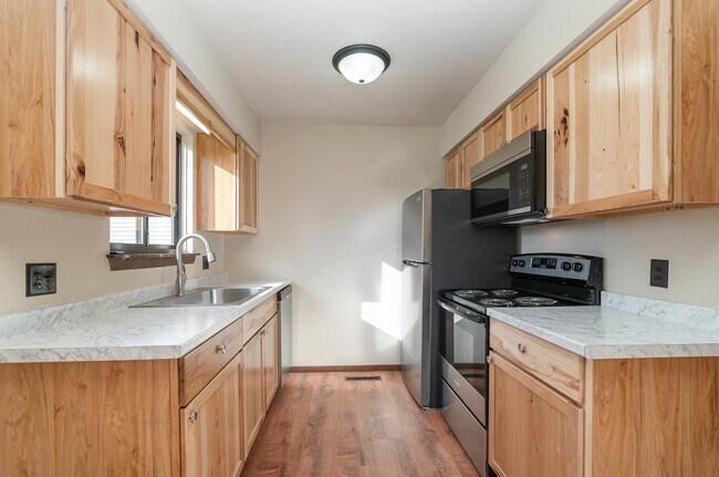 Building Photo - 2 Bedroom Rental Duplex with Attached Garage $1300/month