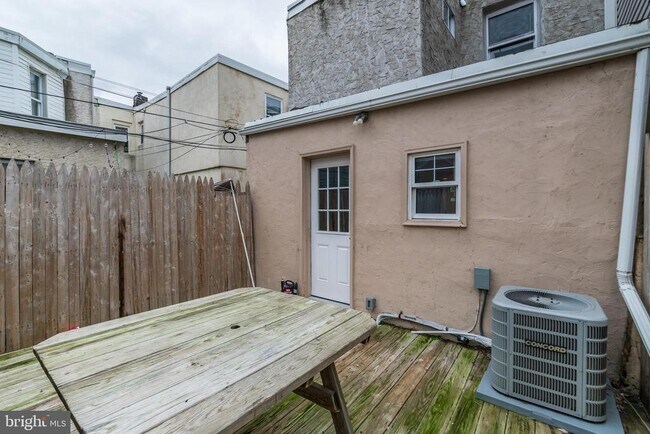 Building Photo - 1406 S Bouvier St