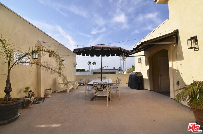 Building Photo - 5703 Laurel Canyon Blvd