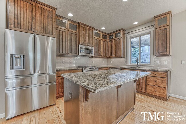 Building Photo - Stylish Beaverton Home with Built-ins, Open Layout & Private Backyard