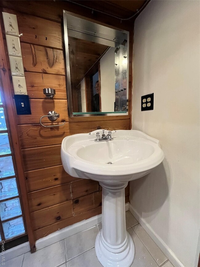 Building Photo - 22 E Main St