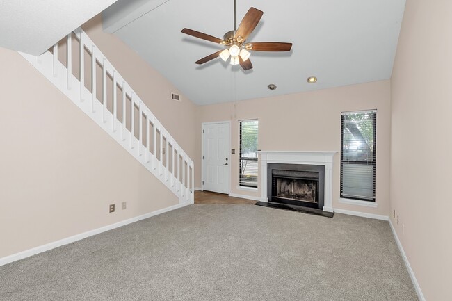 Building Photo - 15 Mockingbird Ln
