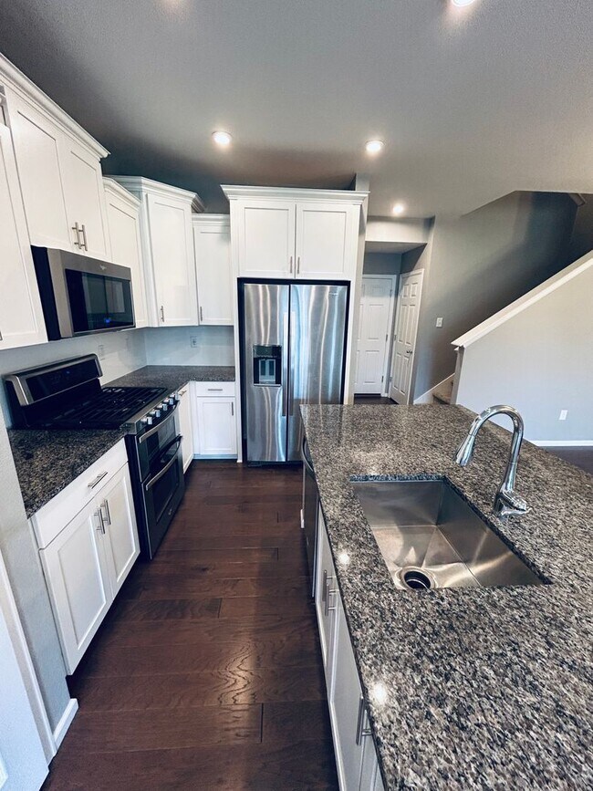 Building Photo - Modern Three Bedroom Townhome Available For Rent in Creekside