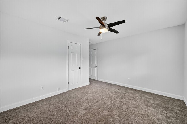 Building Photo - 818 Silvergate Dr