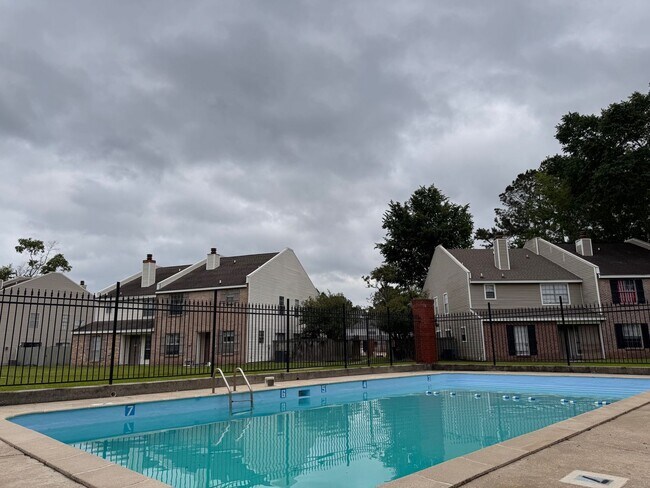 Building Photo - 4810 Kennesaw Dr