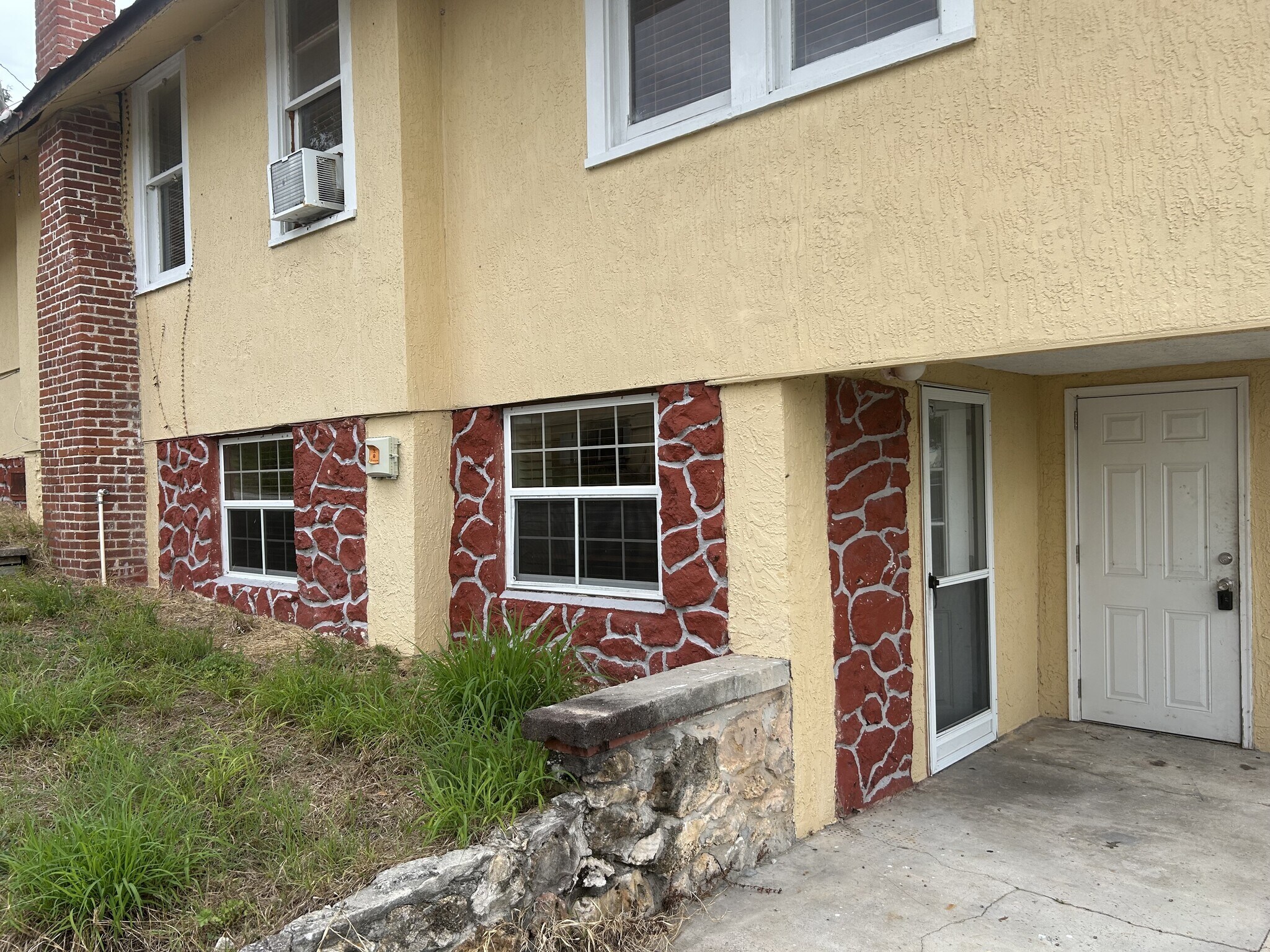 Front 2 Unit B - 613 N Dixie Ave