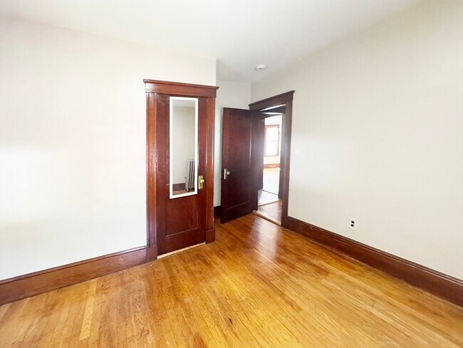 Building Photo - 211 Gladstone St