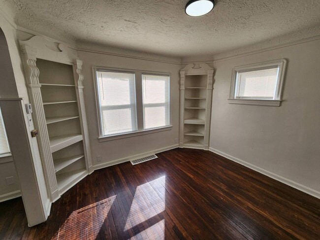 Building Photo - Charming 3-Bedroom Property in Prime Location