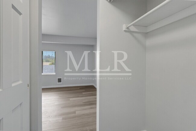 Building Photo - 1700 Lake Park Dr SW
