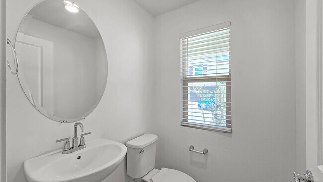 Building Photo - Community pool! Excellent Goodyear location!