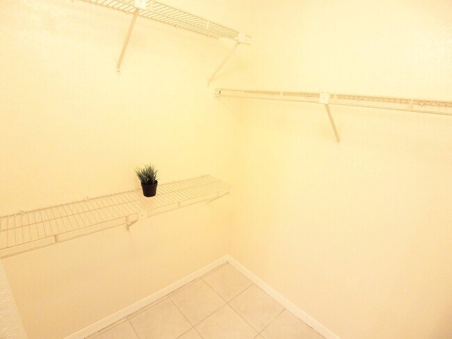 Building Photo - Beautiful  Remodeled First Floor 2/2 Condo...