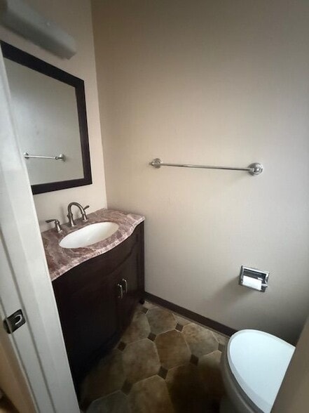 Building Photo - 706 E Avenue, Middle Unit