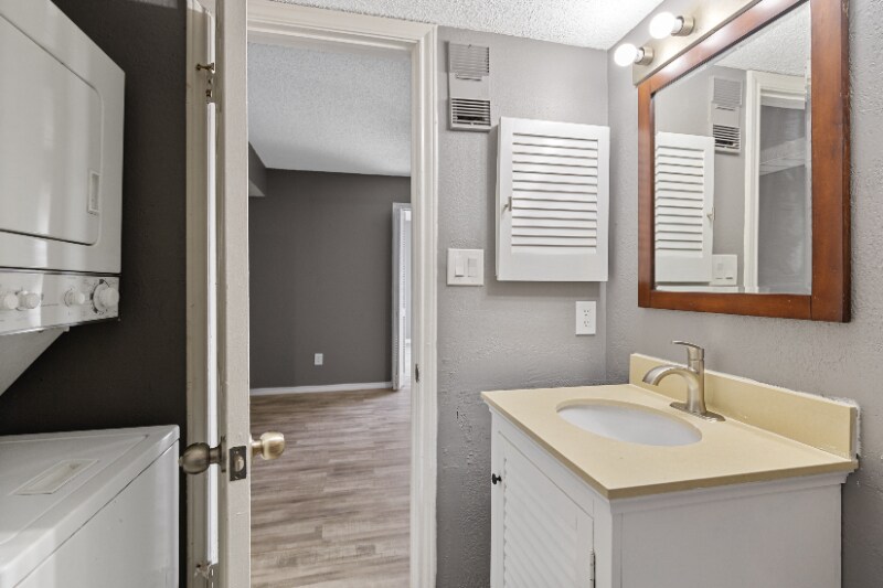 Building Photo - 2300 Balsam Dr