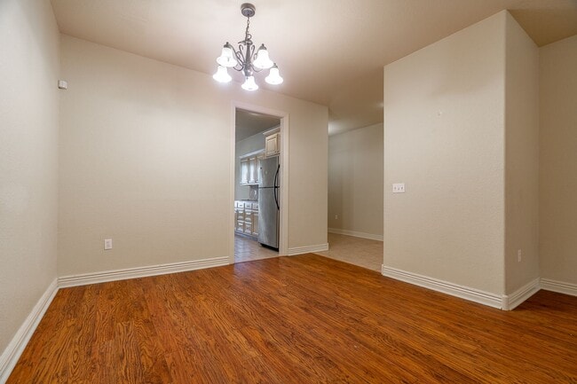 Building Photo - Beautiful & spacious 4 Bedroom condo w/fen...