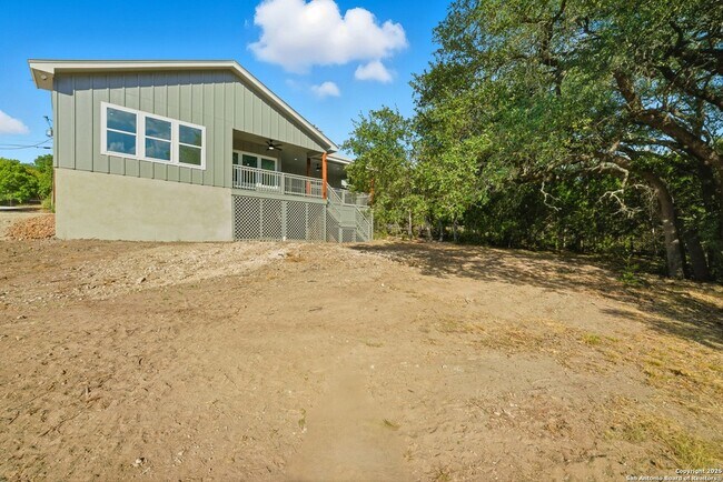 Building Photo - 207 Deer Oaks Dr