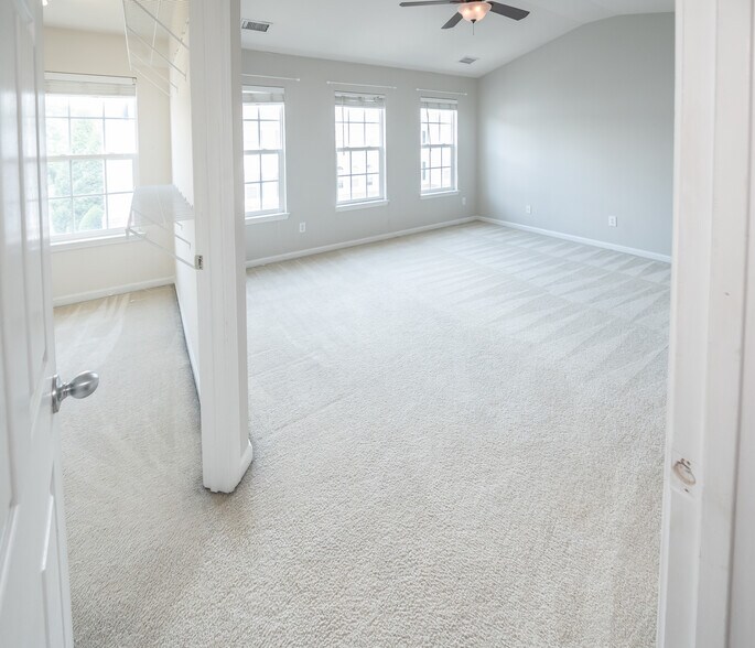 Building Photo - Room in Townhome on Duvalla Ave