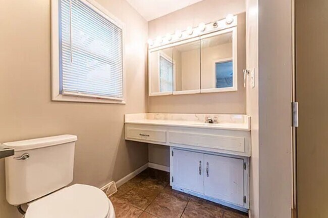 Building Photo - Large 4 Bedroom 3 Bath Home Available 7/15...