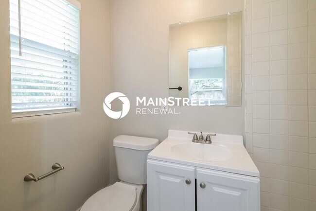 Building Photo - 3 Bedroom Pet-Friendly Home in ORLANDO, FL with Main Street Renewal