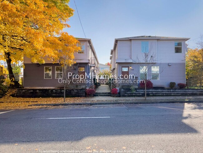 Building Photo - Enchanting 2-Bedroom Gem in SE Portland - End Unit!
