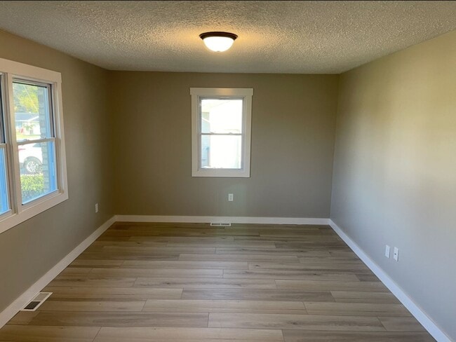 Building Photo - 1063 Neil Cir N