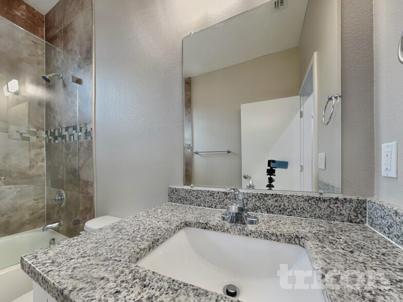 Building Photo - 8118 N Coolidge Ave