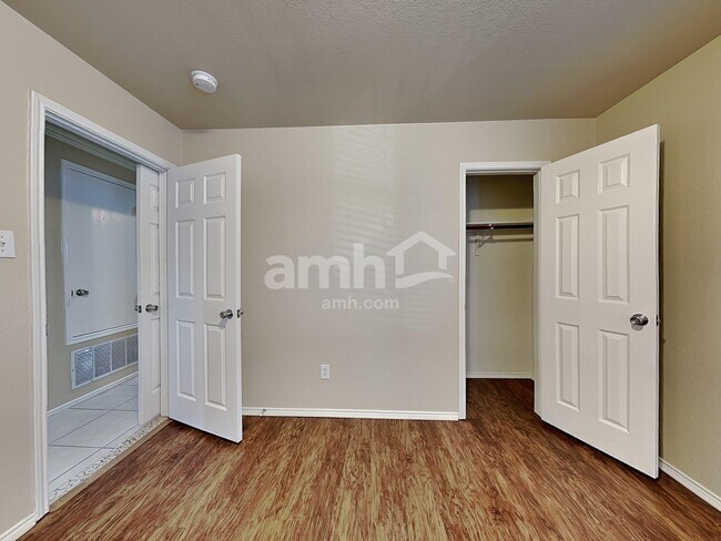 Building Photo - 1405 Sun Breeze Dr