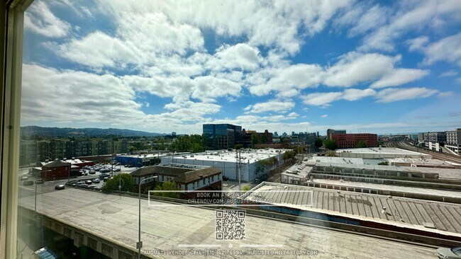 Building Photo - Amazing Morning Sunlight & Views of SF & D...