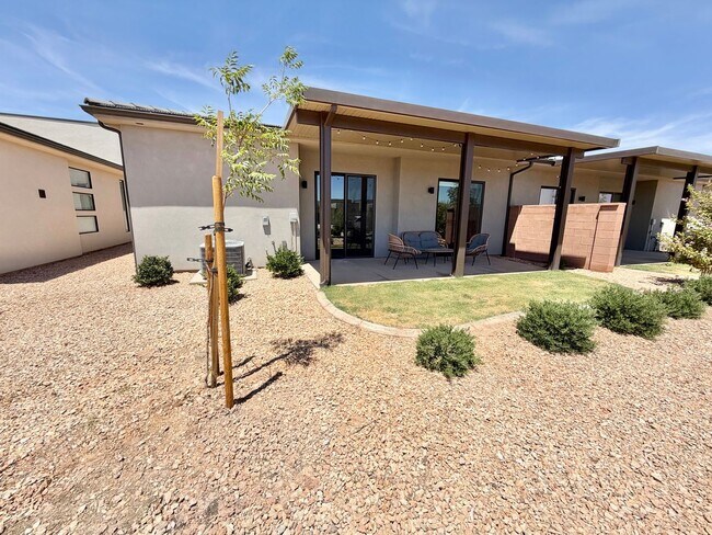 Building Photo - 2932 E Snowberry Dr