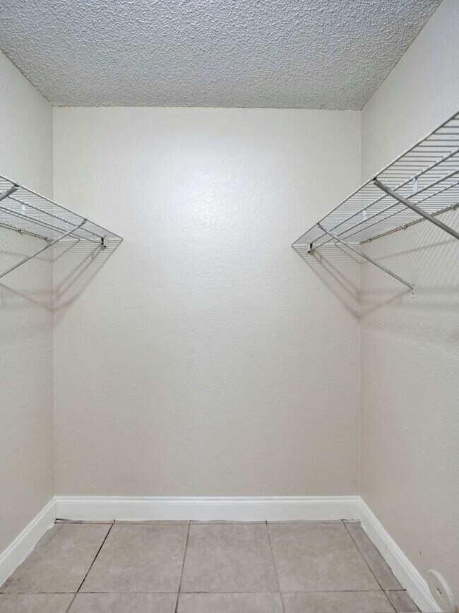 Building Photo - 3 BED/2BATH