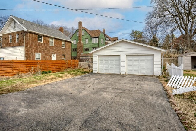 Building Photo - 3820 Chicago St