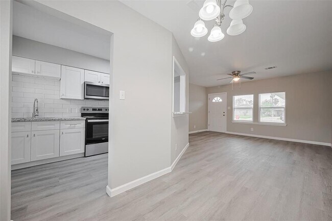 Building Photo - 1732 W 6th St