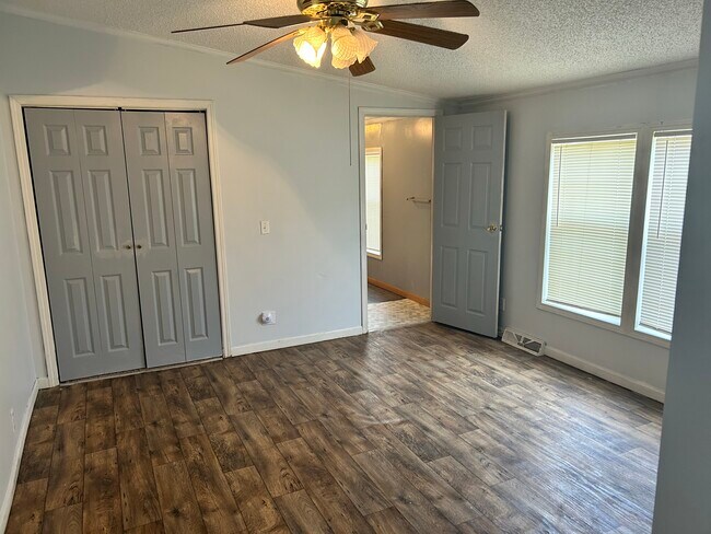 Building Photo - 1409 E Borley Ave