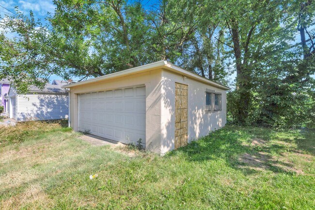 Building Photo - 307 S Wheatland Ave