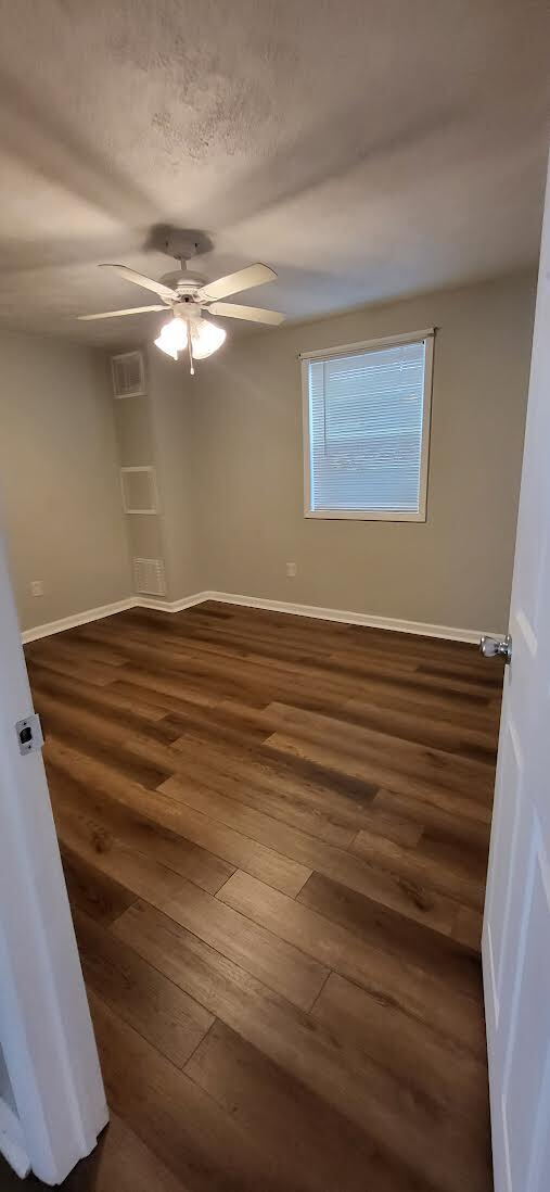 Building Photo - 2 Bed Single Level Apartment