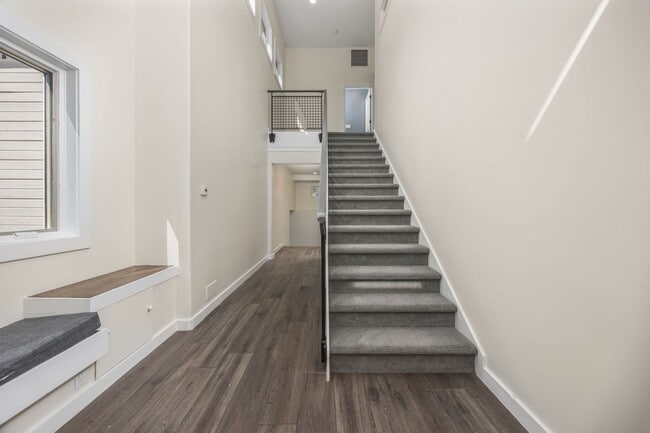 Building Photo - 5 bed 3.5 Bath Home in North Boulder W/Large Backyard, Swimming Pool & Jacuzzi!