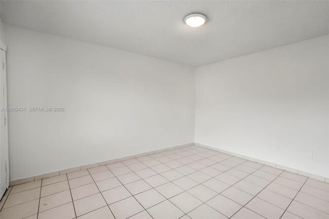 Building Photo - 1975 NE 135th St