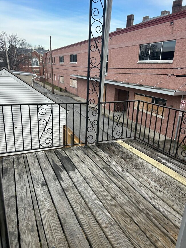 Building Photo - 121 N State St