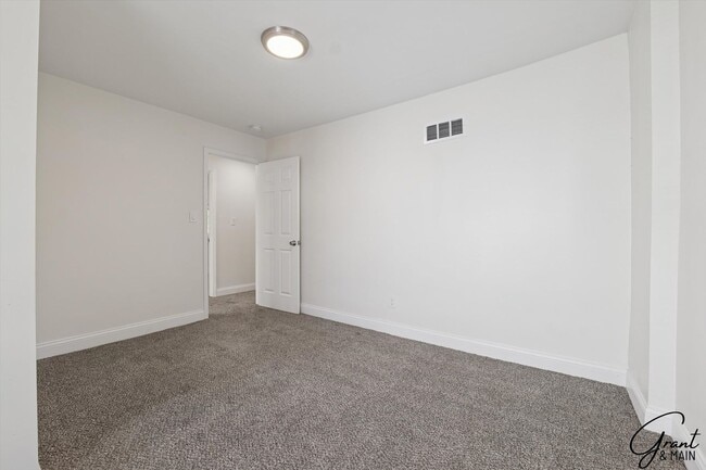 Building Photo - $1300 - Renovated 3 Bedroom