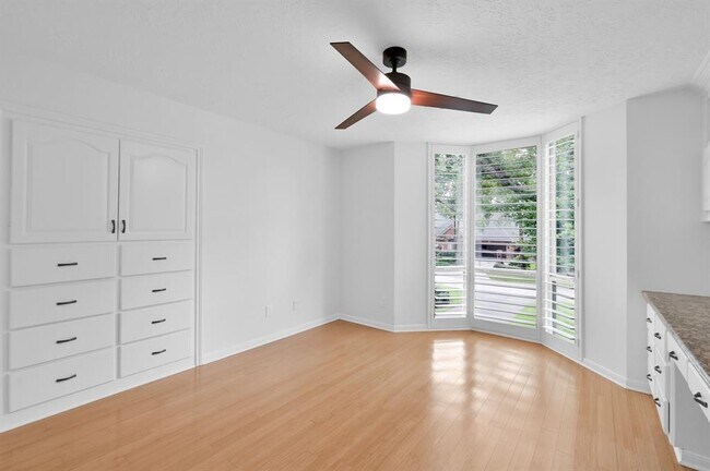 Building Photo - 35 Fernglen Dr