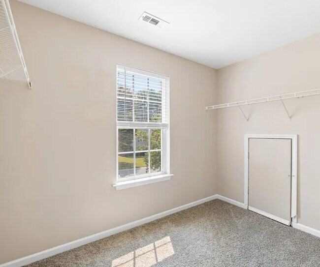 Building Photo - 135 Elba Dr