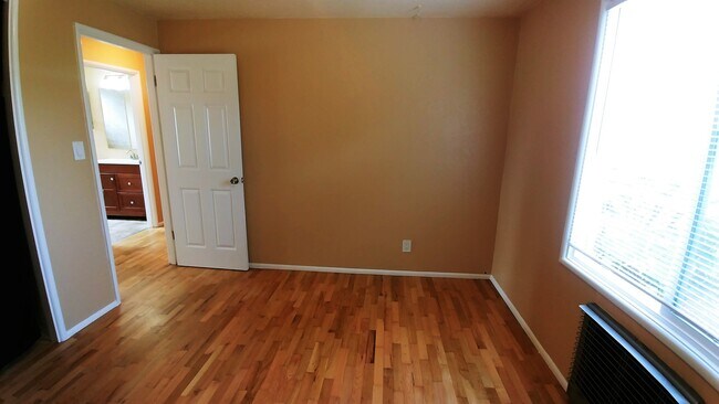 Building Photo - Three Bedroom Rambler in the North End!