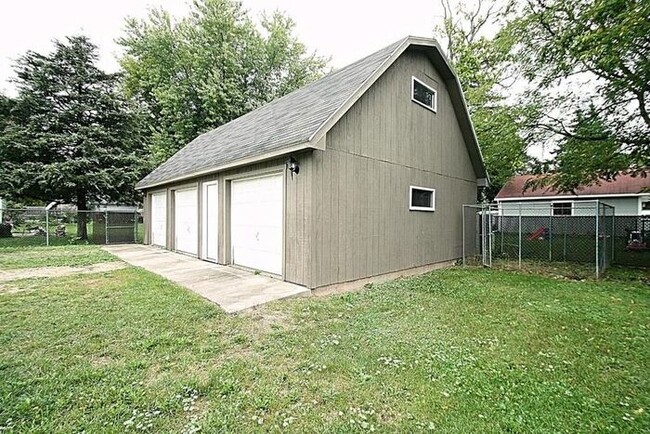 Building Photo - Renovated 4 bdrm/2 bath