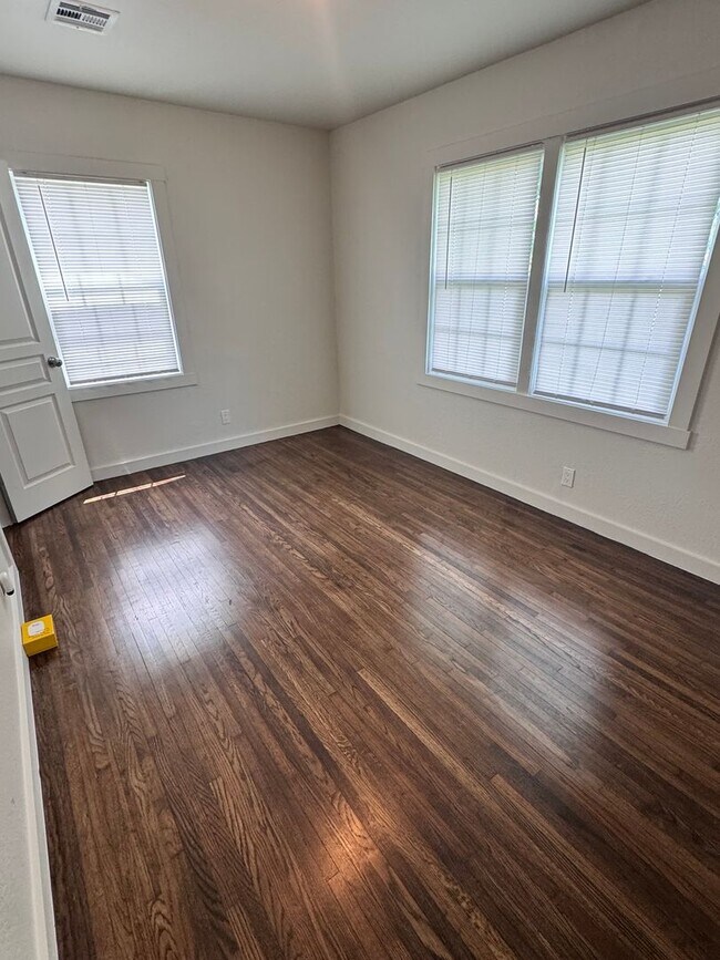Building Photo - Beautiful 3 bed, 2 bath home with open lay...