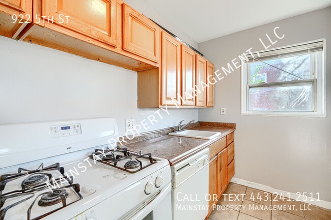 Building Photo - 922 5th St