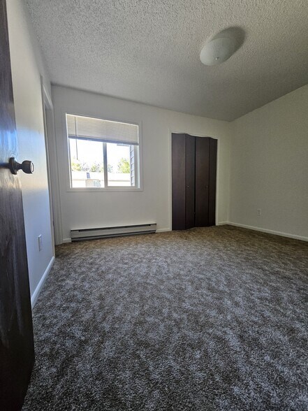 2 bed/1 bath off street parking - 1935 Edwards Dr