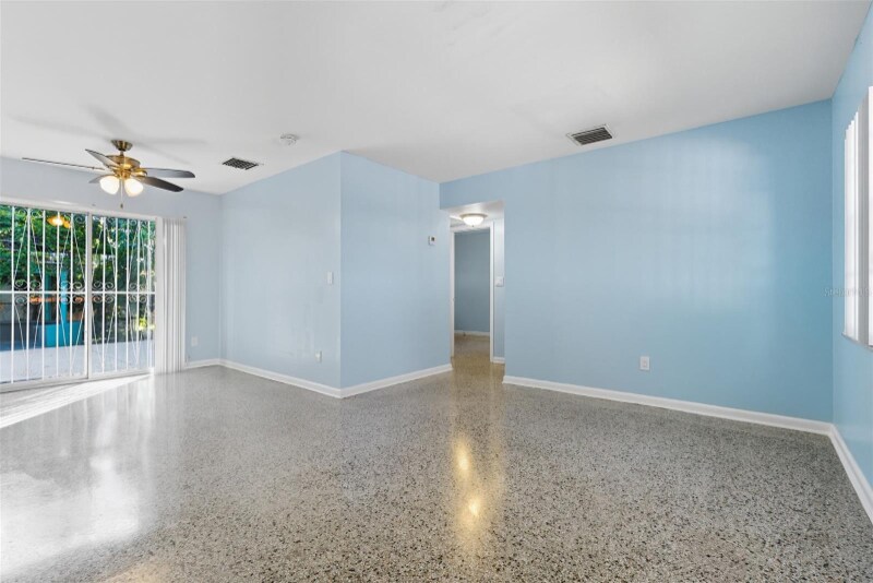 Building Photo - 7101 N Howard Ave