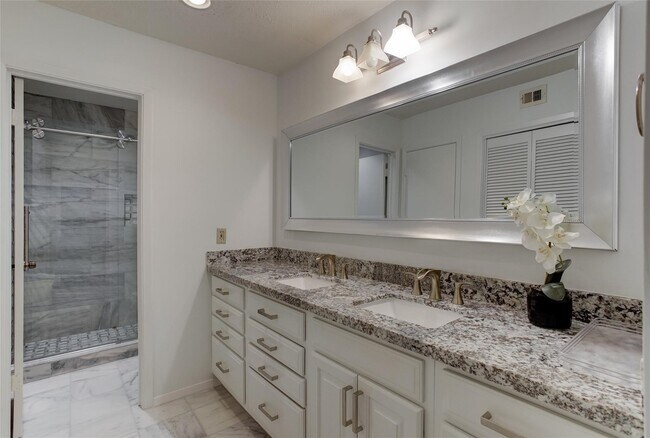 Building Photo - 2323 Augusta Dr