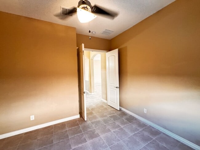 Building Photo - 4 Bedroom + den energy efficient Hamilton High
