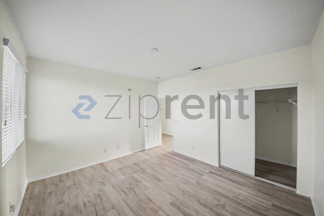 Building Photo - Unit